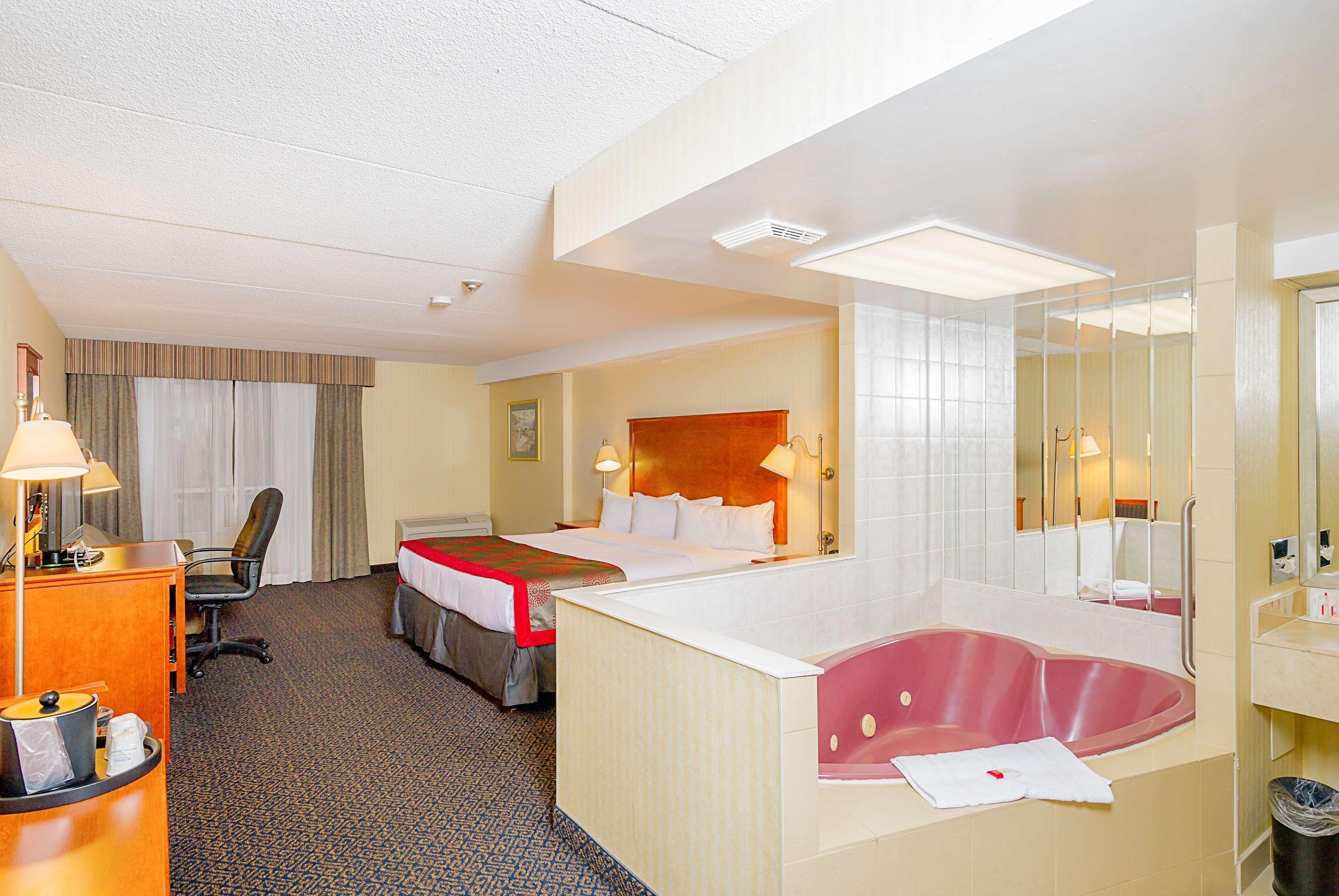 Ramada By Wyndham Niagara Falls By The River Exterior foto