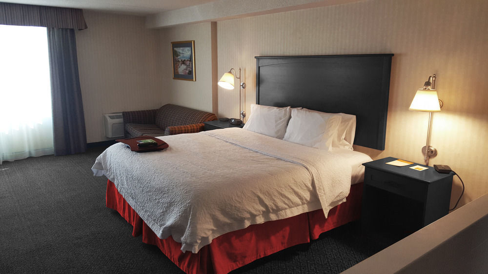 Ramada By Wyndham Niagara Falls By The River Exterior foto